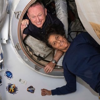 Die Astronauten Barry Wilmore (l) und Suni Williams auf der Internationalen Raumstation (ISS). Die US-Raumfahrtbehörde NASA will die zwei Astronauten erst im kommenden Februar zur Erde zurückbringen.