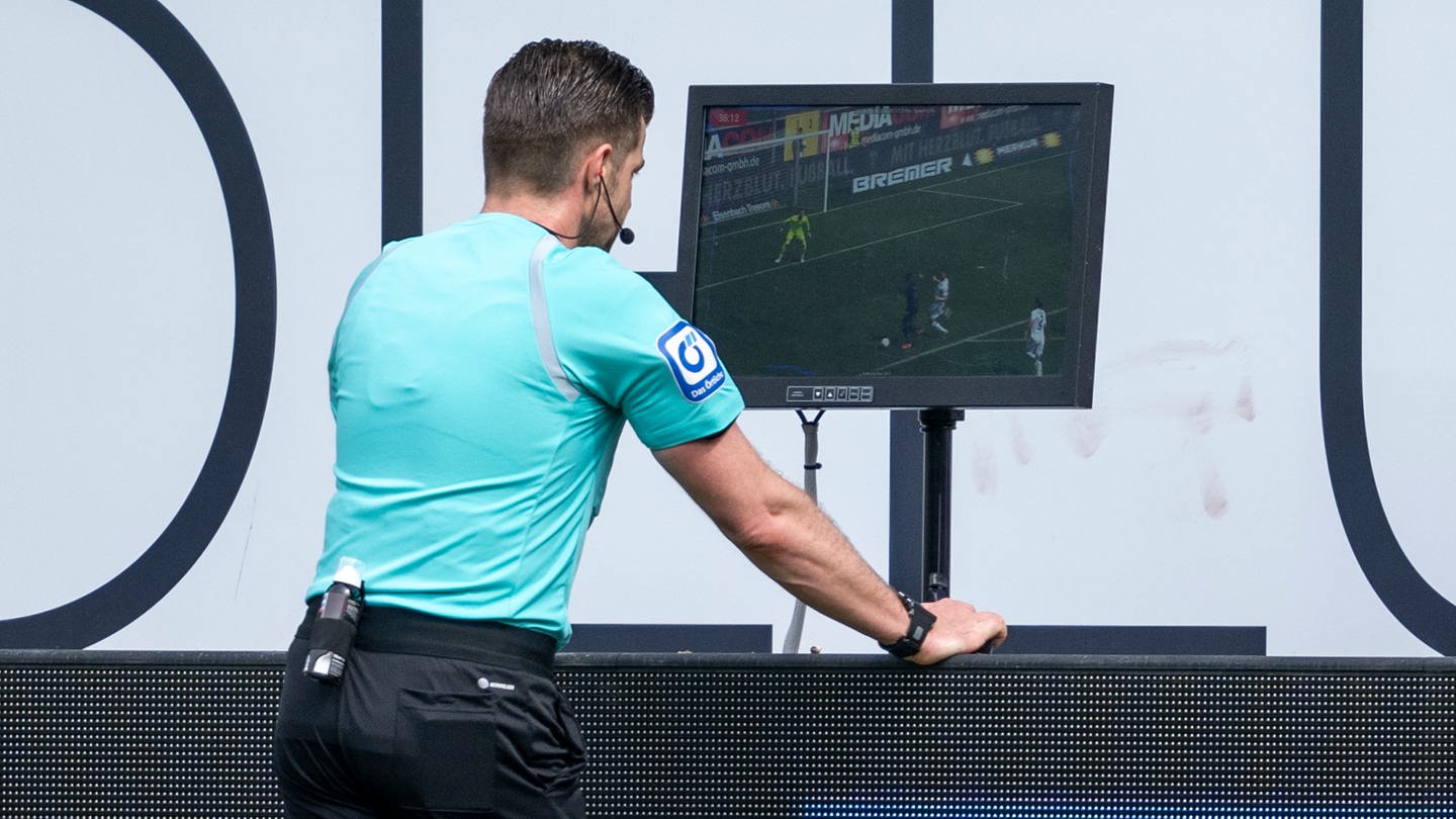 VAR-Eingriff in der 2. Bundesliga: Schiedsrichter Alexander Sather überprüft per VAR die Elfmeterszene.