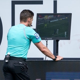 VAR-Eingriff in der 2. Bundesliga: Schiedsrichter Alexander Sather überprüft per VAR die Elfmeterszene.