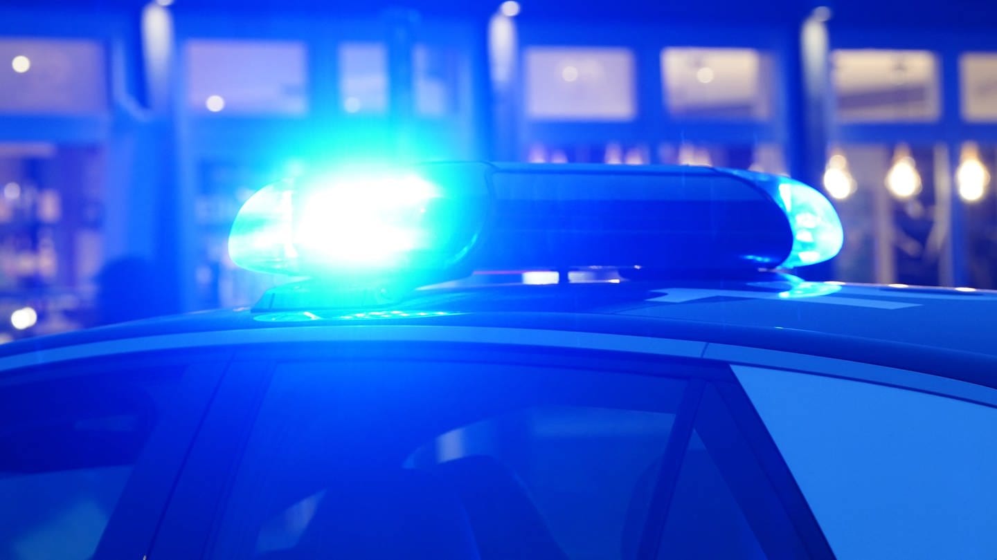 Einem 16-Jährigen wurde in Böhl-Iggelheim im Rhein-Pfalz-Kreis mit einem Messer in den Rücken gestochen.