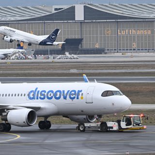 Ein Flugzeug der Fluggesellschaft Discover