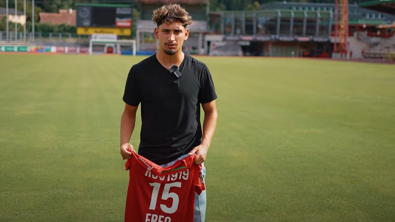 Kemal Eren mit Trikot des Kapfenberger SV