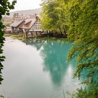 Türkisblaues Wasser im Blautopf.