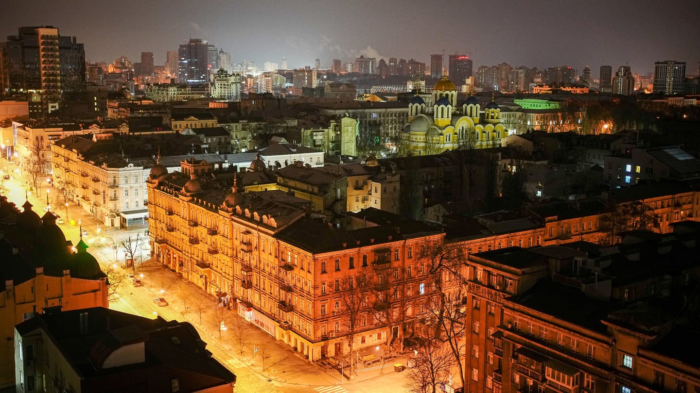 Blick auf die ukrainische Hauptstadt Kiew in der Nacht - In Kyjiw gibt es nach einem Angriff von Russland Probleme mit der Strom- und Wasserversorgung