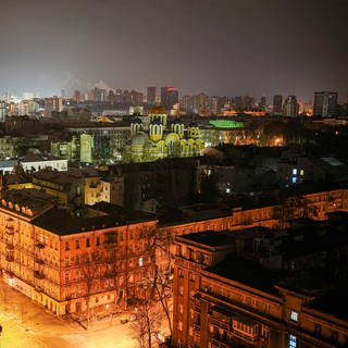 Blick auf die ukrainische Hauptstadt Kiew in der Nacht - In Kyjiw gibt es nach einem Angriff von Russland Probleme mit der Strom- und Wasserversorgung