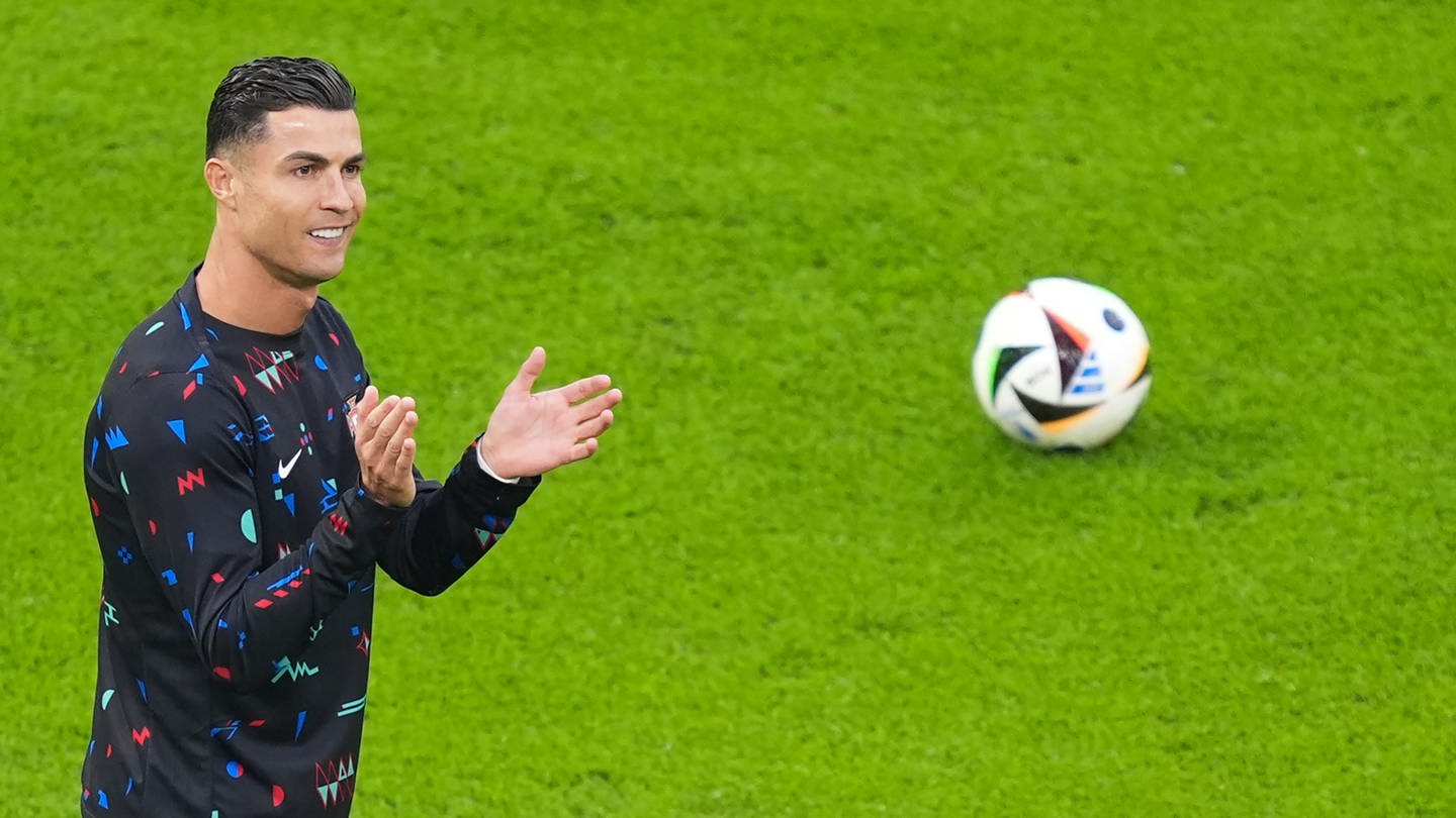 Portugals Cristiano Ronaldo begrüßt die Fans vor der dem EM-Spiel Portugal gegen Frankreich.