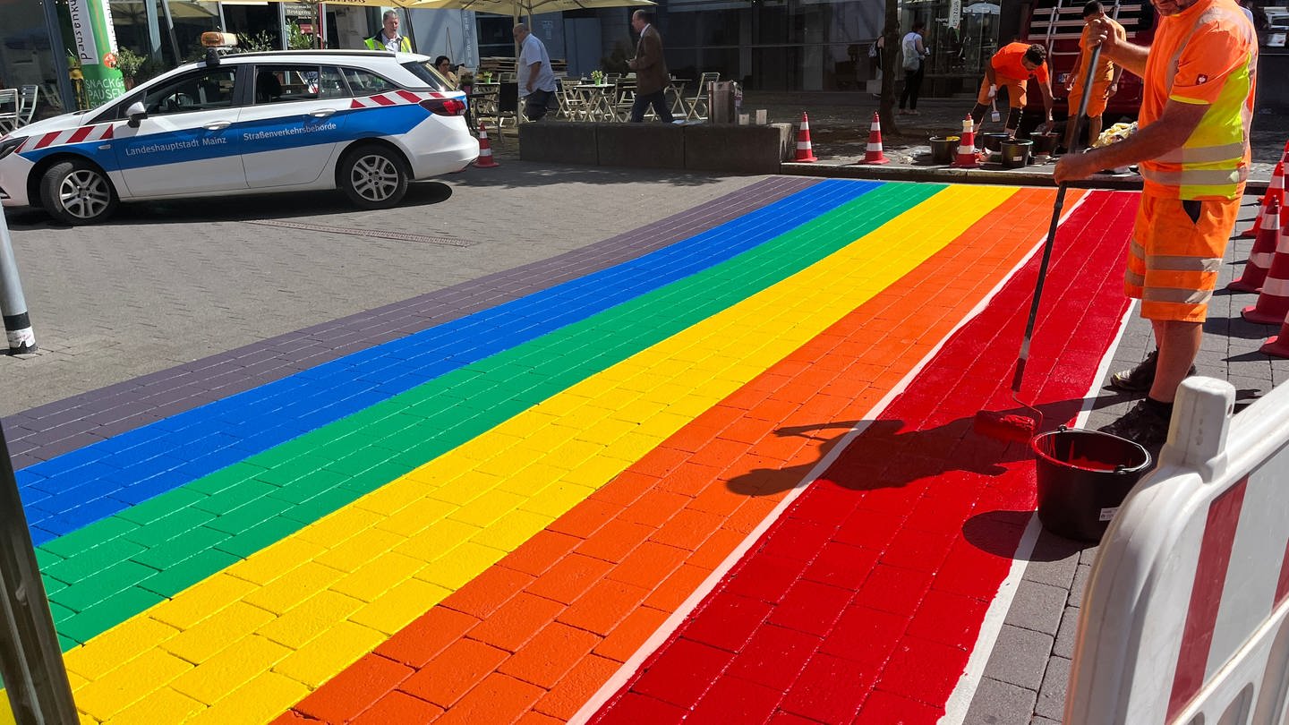 Die Stadt Mainz hat jetzt einen Regenbogenstreifen.