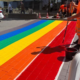 Die Stadt Mainz hat jetzt einen Regenbogenstreifen.