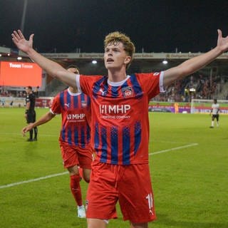 Heidenheim steht nach dem Sieg gegen BK Häcken in der Ligaphase der Conference League. Heidenheims Paul Wanner jubelt über sein Tor zum zwischenzeitlichen 2:2.