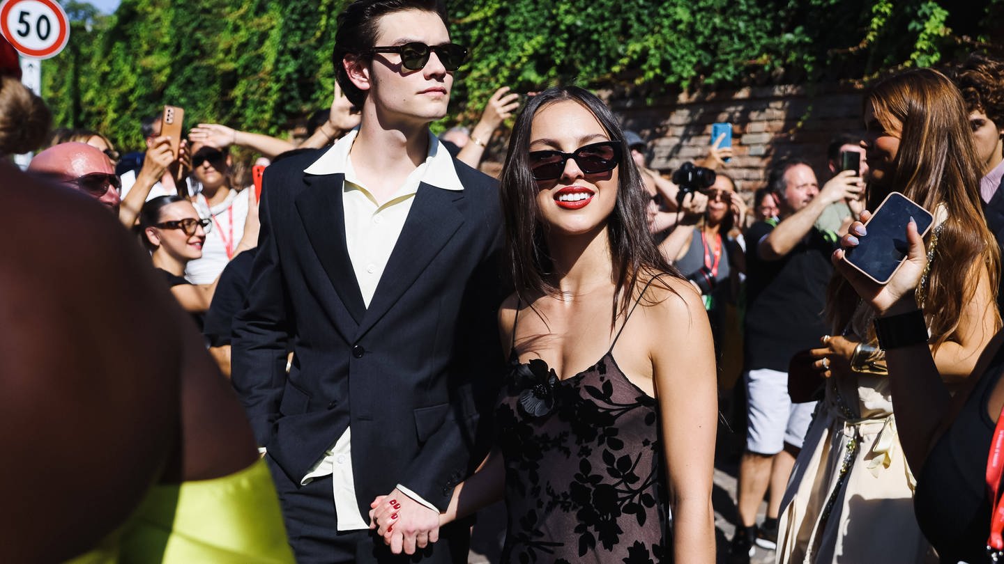 Olivia Rodrigo und Louis Partridge auf dem Roten Teppich bei den Filmfestspielen in Venedig