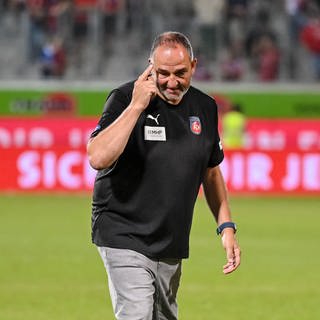 Trainer Frank Schmidt vom 1. FC Heidenheim bei der UEFA Europa Conference League-Qualifikation. Heidenheim wird in der Conference League gegen Chelsea spielen.