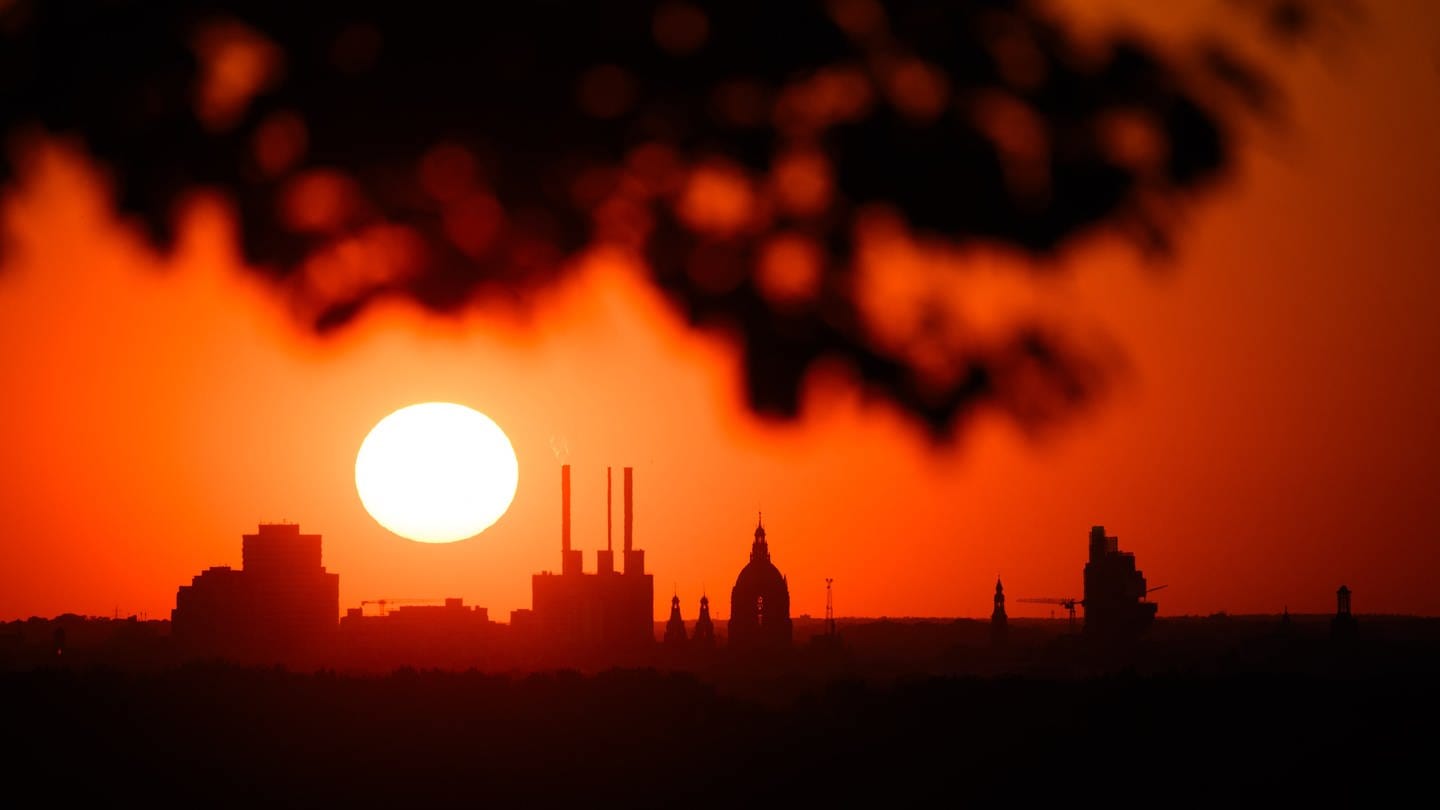 Auf dem Bild sieht man, wie die Sonne in Hannover untergeht. Der Sommer in Deutschland war laut Deutschem Wetterdienst deutlich zu warm.