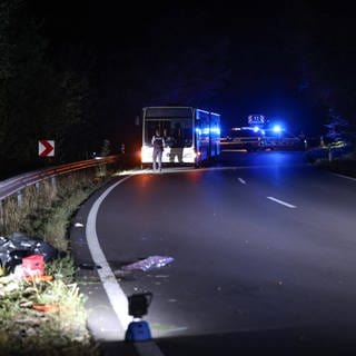 In einem Bus in Siegen hat es einen Messerangriff gegeben. Mehrere Menschen schweben in Lebensgefahr.