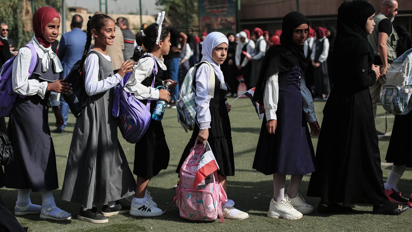 Mädchen auf einem Schulhof im Irak: Sind bald Kinderehen ab 9 Jahren möglich?