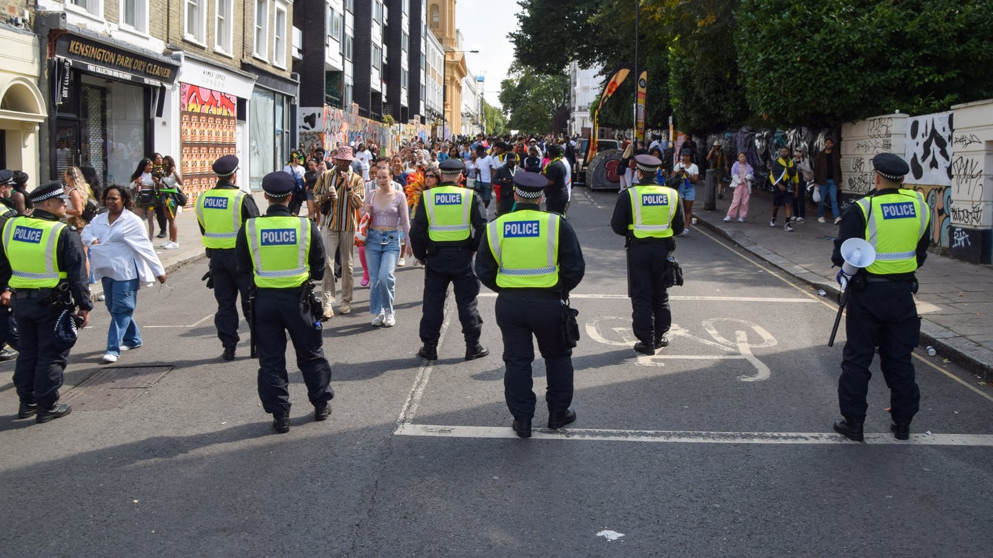 Polizeibeamte beobachten die Menschenmenge am zweiten Tag des Notting Hill Carnival.