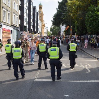 Polizeibeamte beobachten die Menschenmenge am zweiten Tag des Notting Hill Carnival. 