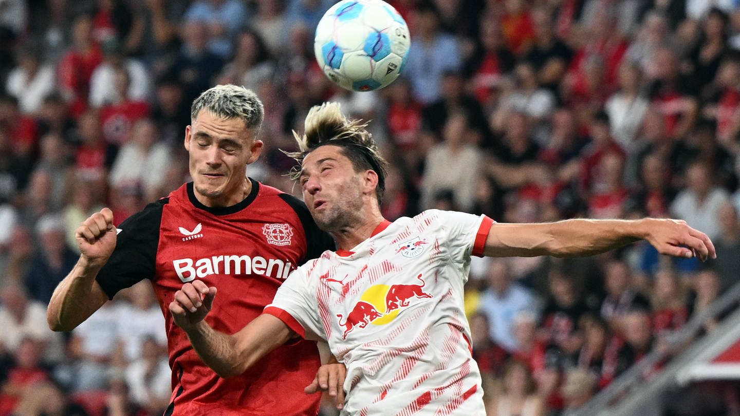 Fußball: Bundesliga, Bayer Leverkusen - RB Leipzig, 2. Spieltag, in der BayArena, Leverkusens Florian Wirtz (l) und Leipzigs Kevin Kampl kämpfen um den Ball.