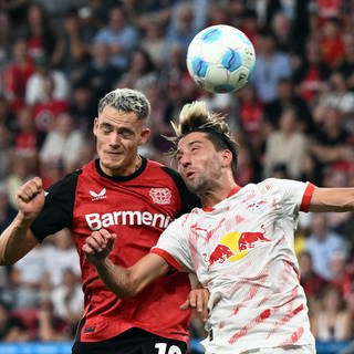 Fußball: Bundesliga, Bayer Leverkusen - RB Leipzig, 2. Spieltag, in der BayArena, Leverkusens Florian Wirtz (l) und Leipzigs Kevin Kampl kämpfen um den Ball.