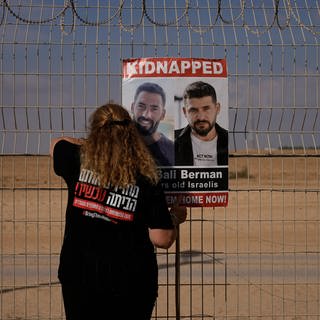 Eine Frau blickt in Richtung der israelischen Grenze zu Gaza, während Angehörige und Freunde von Geiseln, die im Gazastreifen von der palästinensischen Terrororganisation Hamas festgehalten werden, an einer Protestaktion für ihre Freilassung teilnehmen.