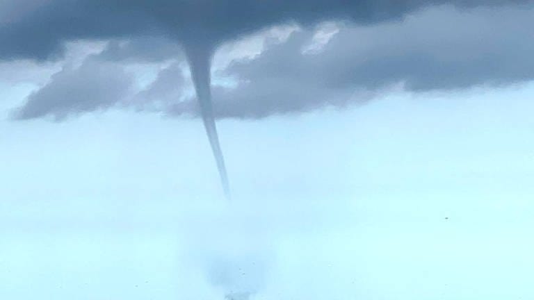 Das von einem Fischerboot aufgenommene Foto zeigt einen mutmaßlichen Tornado vor der Nordseeinsel Borkum.