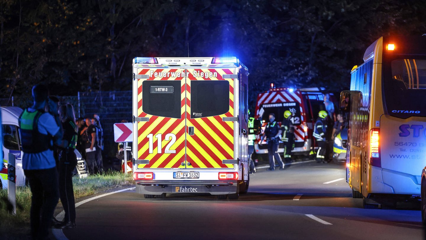 In einem Bus in Siegen soll eine Frau mit einem Messer um sich gestochen haben. Es gibt mehrere Verletzte.