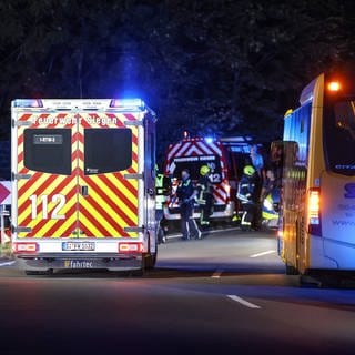 In einem Bus in Siegen soll eine Frau mit einem Messer um sich gestochen haben. Es gibt mehrere Verletzte.