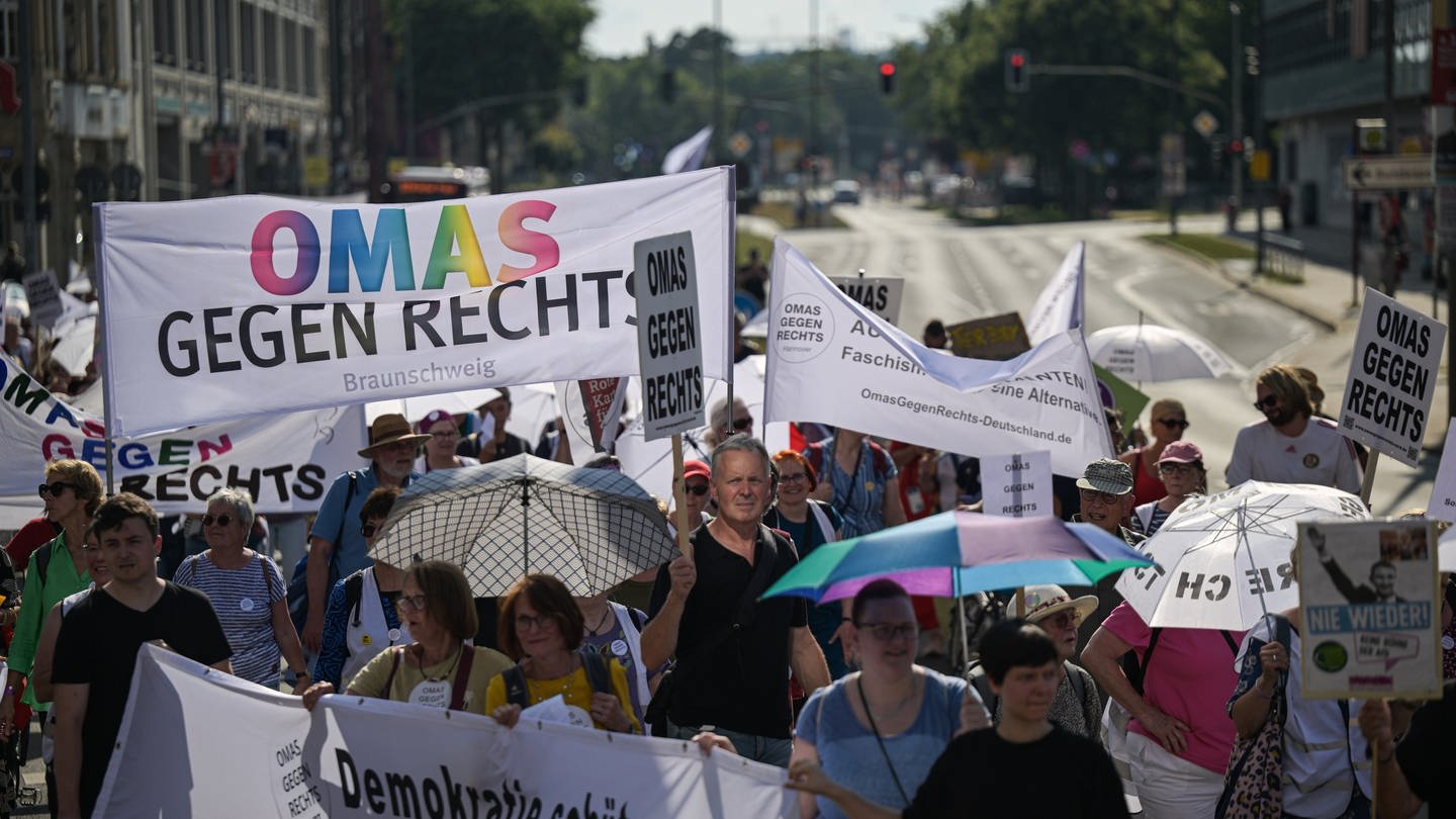 Demonstranten mit Schildern und Plakaten mit der Aufschrift 