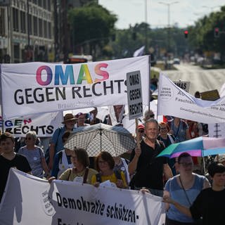 Demonstranten mit Schildern und Plakaten mit der Aufschrift "Omas gegen Rechts". 