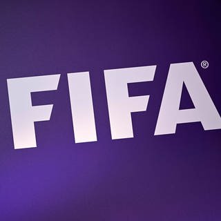 Kampf gegen Rassismus: Die FIFA hat eine "No Racism"-Geste eingeführt. Damit können Spielerinnen und Spieler dem Schiri signalisieren, dass sie rassistisch beleidigt werden.