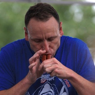 Der US-Amerikaner Joey Chestnut hat einen neuen Weltrekord im Hotdog-Wettessen aufgestellt - 83 Stück in zehn Minuten.