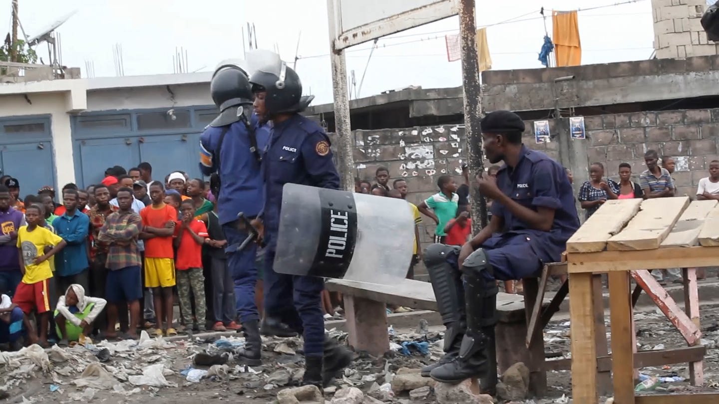 Dieses Bild aus einem Video zeigt Polizeibeamte vor dem Makala-Gefängnis in Kinshasa, Demokratische Republik Kongo, nach einem versuchten Gefängnisausbruch in Kongos Hauptgefängnis.