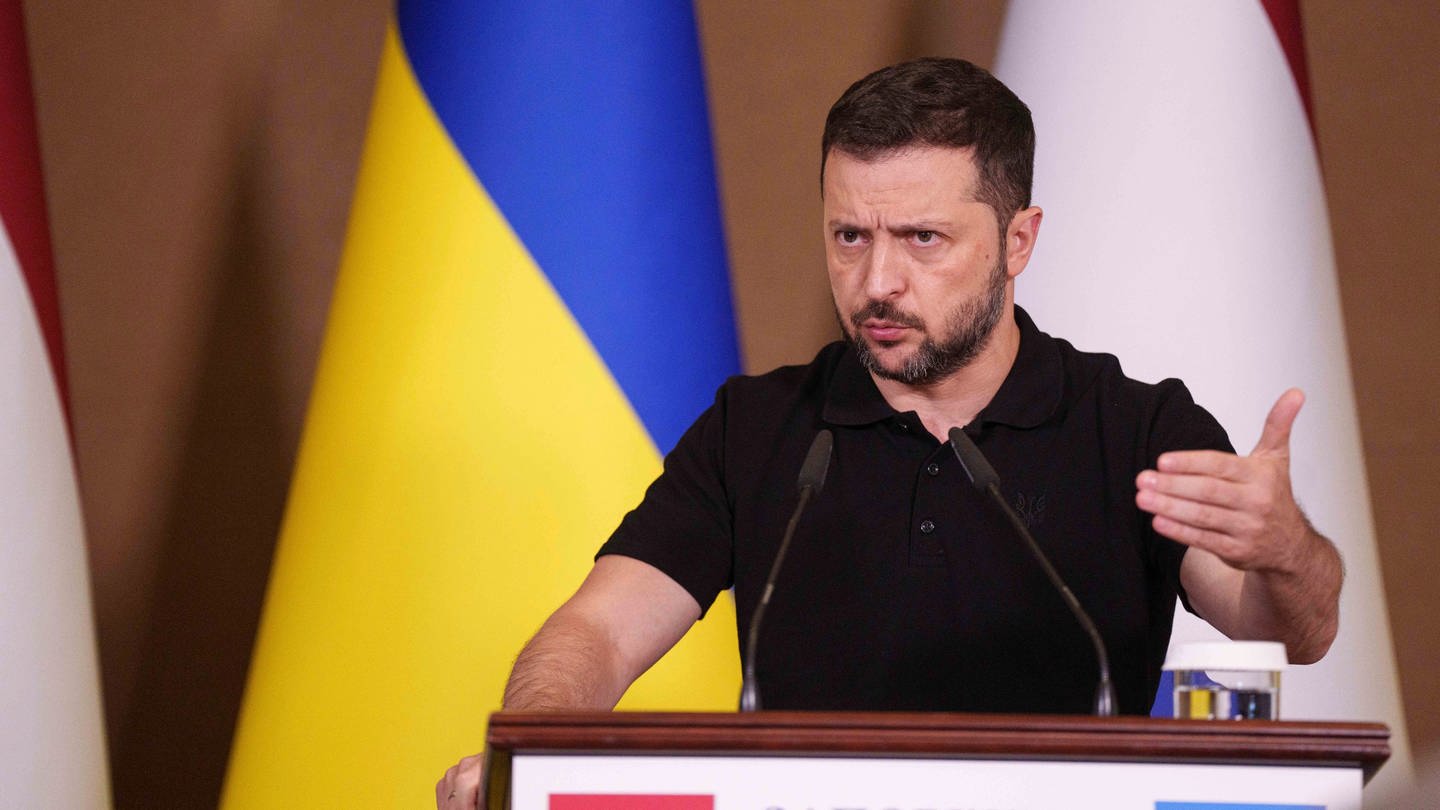 Wolodymyr Selenskyj, Präsident der Ukraine, spricht während einer Pressekonferenz. Laut dem Staatschef hat Russland die Ukraine am Dienstag mit Raketen angegriffen und dabei mindestens 41 Menschen getötet und 180 verletzt.