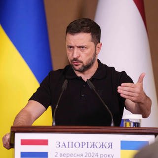 Wolodymyr Selenskyj, Präsident der Ukraine, spricht während einer Pressekonferenz. Laut dem Staatschef hat Russland die Ukraine am Dienstag mit Raketen angegriffen und dabei mindestens 41 Menschen getötet und 180 verletzt.