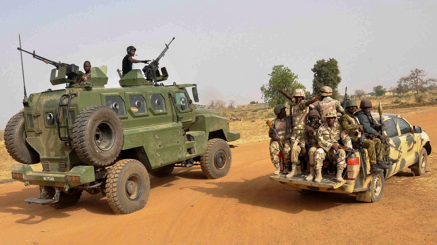 Die nigerianische Armee fährt durch den Bundesstaat Borno (Symbolbild). Bei einem mutmaßlichen Boko-Haram-Angriff auf ein Dorf sind viele Menschen getötet worden.