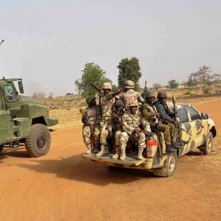 Die nigerianische Armee fährt durch den Bundesstaat Borno (Symbolbild). Bei einem mutmaßlichen Boko-Haram-Angriff auf ein Dorf sind viele Menschen getötet worden.