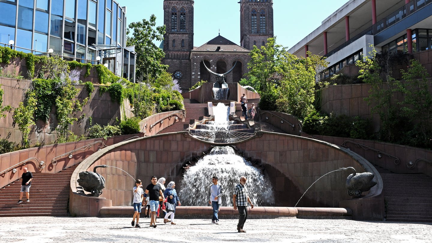 Im Zentrum von Pirmasens läuft eine Familie an den Schlosstreppen vorbei.