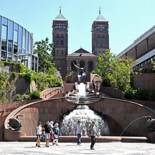 Im Zentrum von Pirmasens läuft eine Familie an den Schlosstreppen vorbei.