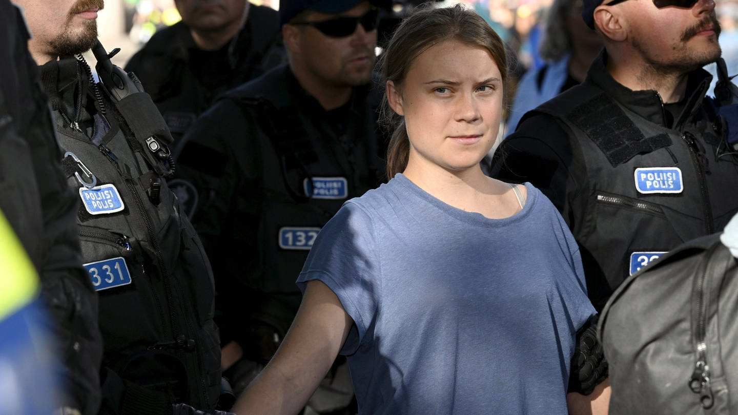 Die Klimaaktivistin Greta Thunberg wird von der Polizei weggetragen, nachdem sie an einer Demo am 25. Juni 2024 in Finnland teilgenommen hat.