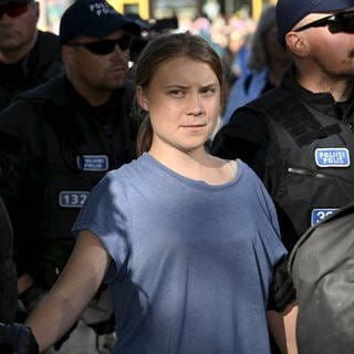 Die Klimaaktivistin Greta Thunberg wird von der Polizei weggetragen, nachdem sie an einer Demo am 25. Juni 2024 in Finnland teilgenommen hat.