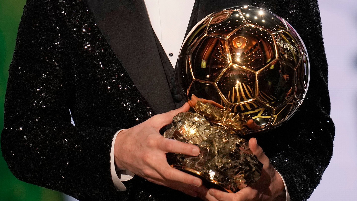 Lionel Messi hält die Ballon d'Or-Trophäe - Jetzt sind die Nominierten für 2024 bekannt