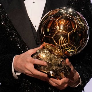 Lionel Messi hält die Ballon d'Or-Trophäe - Jetzt sind die Nominierten für 2024 bekannt