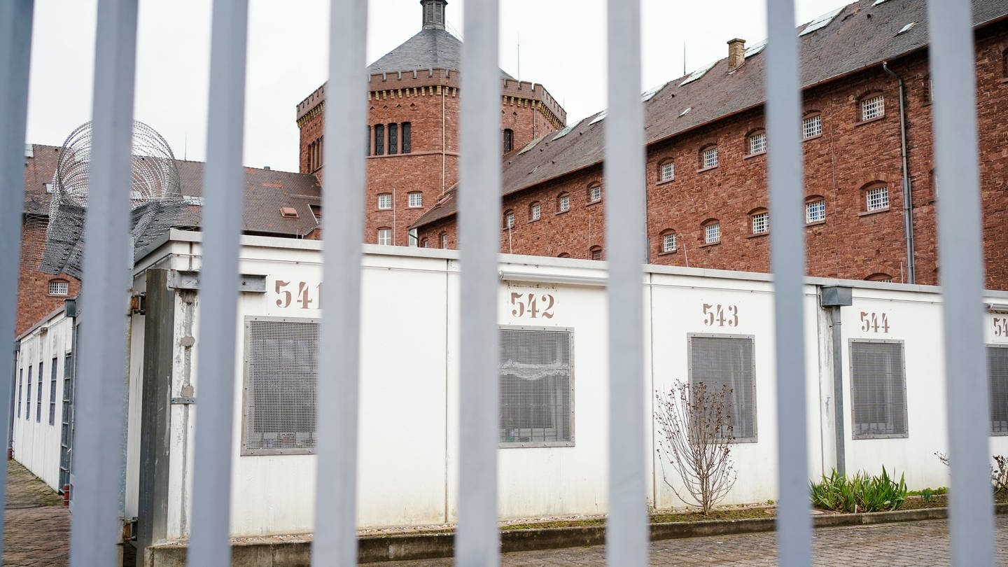 Während seiner Haftstrafe in der JVA Bruchsal ist ein verurteilter Mörder geflüchtet. Jetzt sitzt er wieder in einem Gefängnis in Baden-Württemberg.