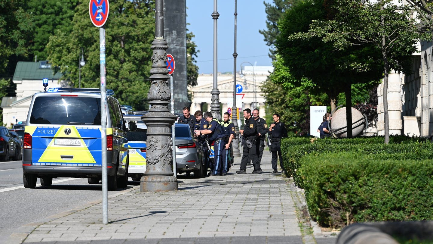 Zahlreiche Polizisten sind in der Münchner Innenstadt in der Nähe des NS-Dokumentationszentrums und des Israelischen Generalkonsulats im Einsatz. Die Polizei hat in der Münchner Innenstadt bei einem größeren Einsatz in der Nähe des Israelischen Generalkonsulats eine verdächtige Person niedergeschossen.