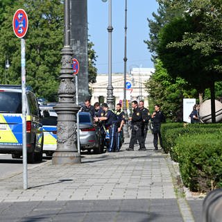 Zahlreiche Polizisten sind in der Münchner Innenstadt in der Nähe des NS-Dokumentationszentrums und des Israelischen Generalkonsulats im Einsatz. Die Polizei hat in der Münchner Innenstadt bei einem größeren Einsatz in der Nähe des Israelischen Generalkonsulats eine verdächtige Person niedergeschossen.