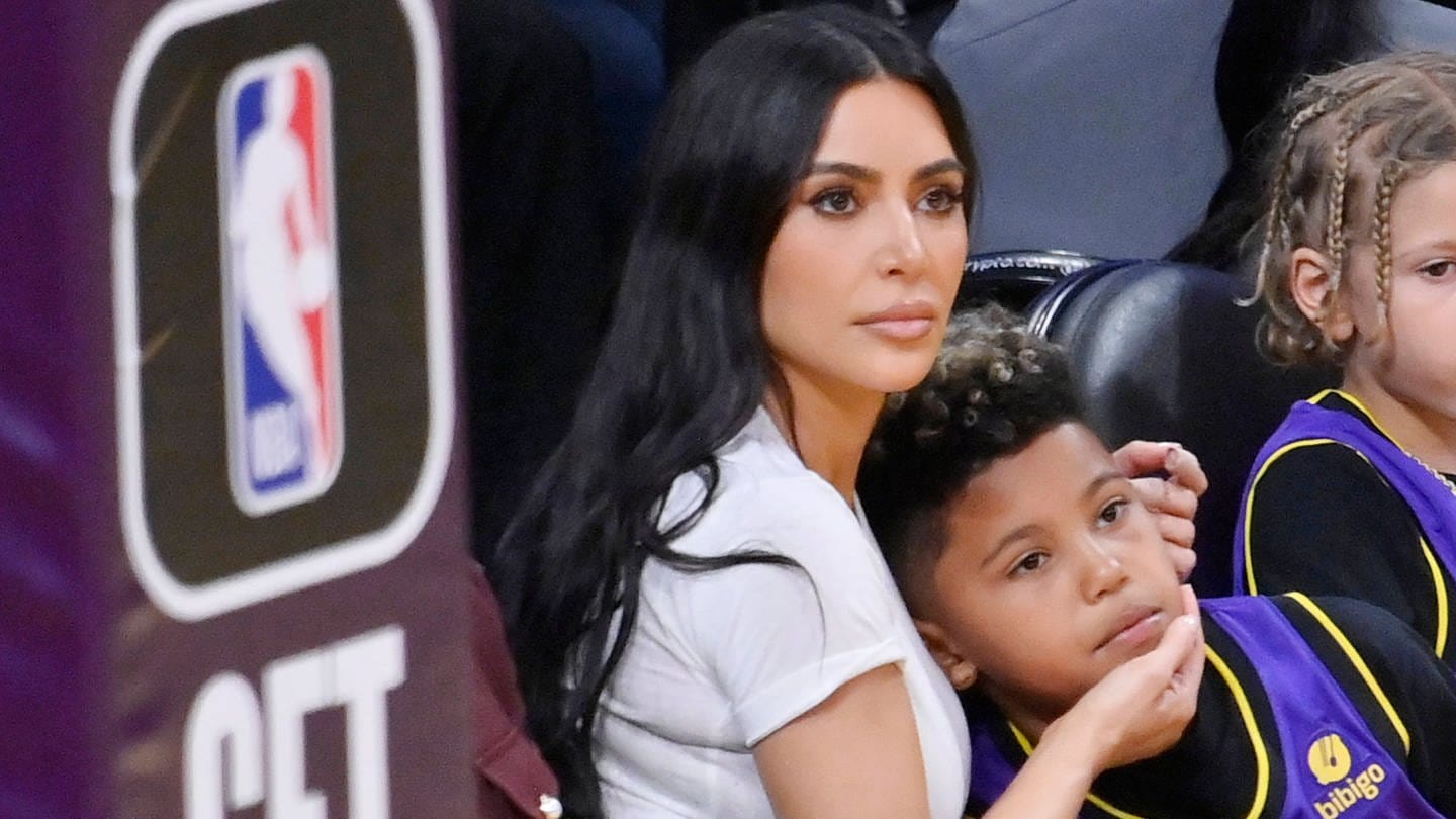 Kim Kardashian und ihr Sohn Saint West bei einem NBA-Spiel: Jetzt hat der Achtjährige einen eigenen Youtube-Kanal