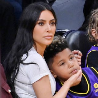 Kim Kardashian und ihr Sohn Saint West bei einem NBA-Spiel: Jetzt hat der Achtjährige einen eigenen Youtube-Kanal