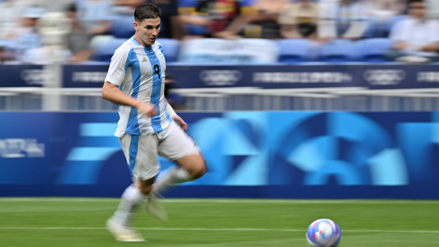 Argentiniens Julian Alvarez bei den Olympischen Spielen in Paris beim Spiel Argentinien gegen Ukraine.