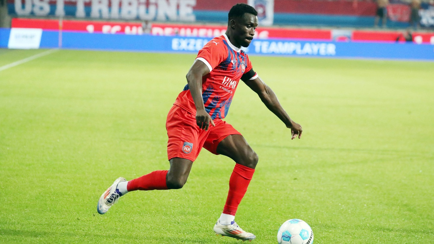 Sirlord Conteh vom 1. FC Heidenheim ist neuer schnellster Spieler der Bundesliga. Bisher hatte Karim Adeyemi den Bestwert in der Tasche.