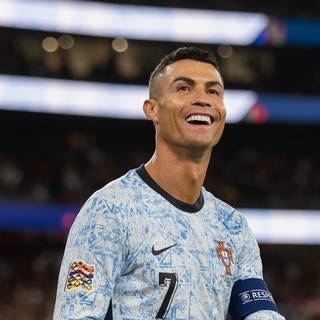 Christiano Ronaldo kann es nicht glauben, er hat sein 900. Tor geschossen - ein Weltrekord.