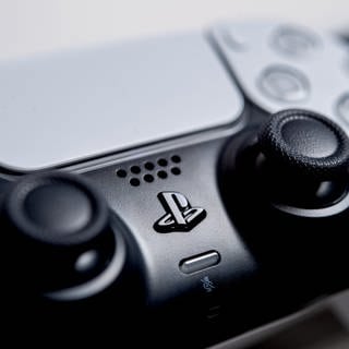 Sony hat zum 30. Jubiläum der Playstation das Design der Playstation 5 Pro angeteasert.